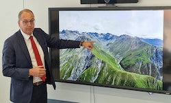 Tiwag-Vorstandsdirektor Alexander Speckle zeigte auf, dass der Speicher nur im hintersten Teil ...
