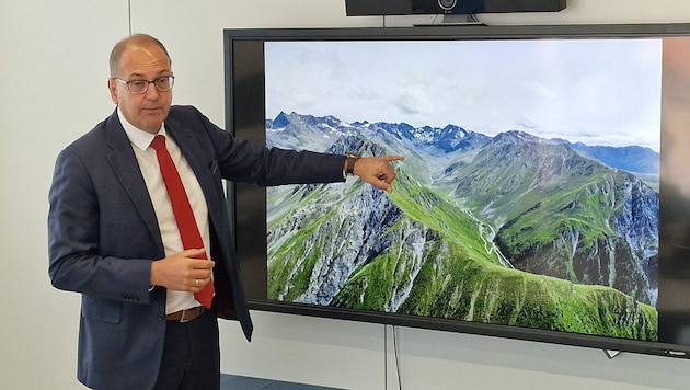 Tiwag-Vorstandsdirektor Alexander Speckle zeigte auf, dass der Speicher nur im hintersten Teil ...