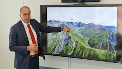 Tiwag-Vorstandsdirektor Alexander Speckle zeigte auf, dass der Speicher nur im hintersten Teil ...