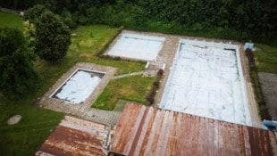 In Obernberg am Inn soll im kommenden Jahr hier ein neuer Naturpool entstehen. Mit Bademeistern ...