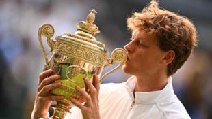 Jannik Sinner mit der Wimbledon-Trophäe.