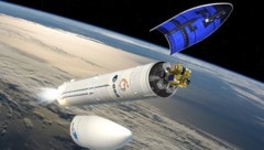 Die Raketenspitze wird mit den Spezialmatten (blau) verkleidet, um die Satelliten zu schützen.