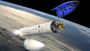 Die Raketenspitze wird mit den Spezialmatten (blau) verkleidet, um die Satelliten zu schützen.