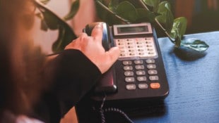 Eine 95-Jährige kämpft mit dem digitalen Kundendienst ihres Telefonanbieters und stößt an ...