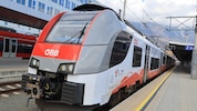 In einer S-Bahn (Archivbild) zwischen Innsbruck-Hauptbahnhof und Telfs kam es zu der sexuellen ...