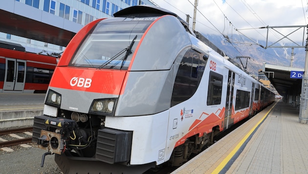 In einer S-Bahn (Archivbild) zwischen Innsbruck-Hauptbahnhof und Telfs kam es zu der sexuellen ...