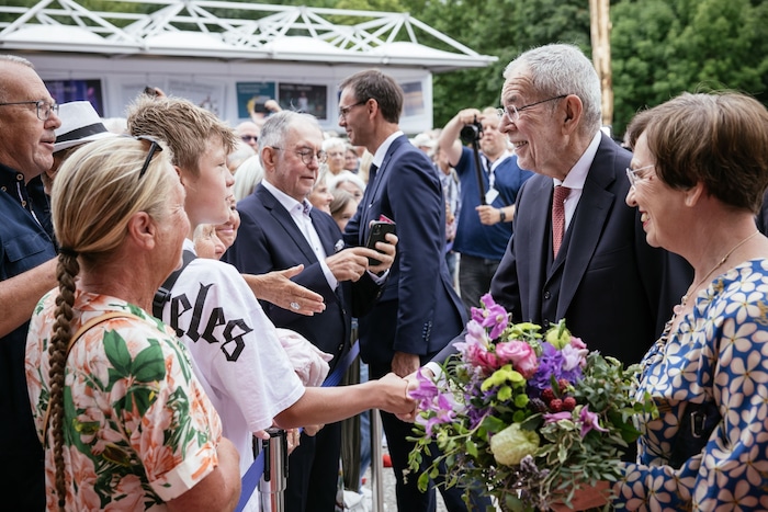 Die Zaungäste haben Gelegenheit, den hohen Gästen die Hand zu geben.