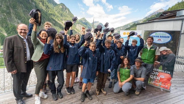 Die jungen Ranger feiern den Start der Ausbildung.