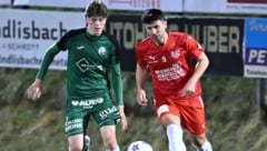 Luca Morgenstern (li.) steht bei Ralf Rangnick am Zettel.