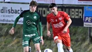 Luca Morgenstern (li.) steht bei Ralf Rangnick am Zettel.