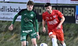 Luca Morgenstern (li.) steht bei Ralf Rangnick am Zettel.