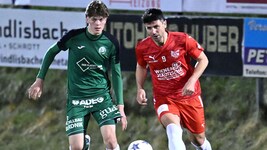 Luca Morgenstern (li.) steht bei Ralf Rangnick am Zettel.