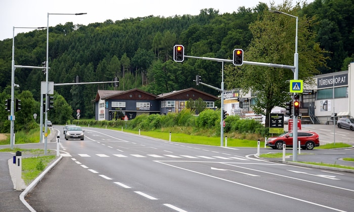 Rot sehen nicht nur die Autofahrer auf der B156, der Lamprechtshausener Straße.