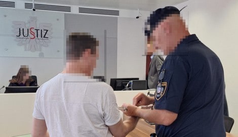 Der Angeklagte wurde am Landesgericht Eisenstadt in Handschellen aus der U-Haft vorgeführt. 