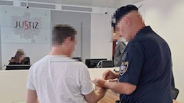 Der Angeklagte wurde am Landesgericht Eisenstadt in Handschellen aus der U-Haft vorgeführt. 