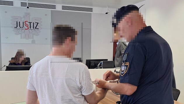 Der Angeklagte wurde am Landesgericht Eisenstadt in Handschellen aus der U-Haft vorgeführt.