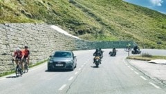 Autos, Radfahrer und Motorradfahrer sorgen auf der Glocknerstraße oft für brenzlige ...