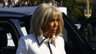 Frankreichs Präsidentengattin Brigitte Macron wehrt sich gegen Gerüchte, eine Transfrau zu sein.