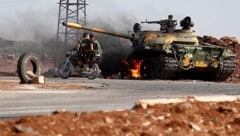Ein brennender Panzer der syrischen Armee in Suweida