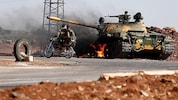 Ein brennender Panzer der syrischen Armee in Suweida