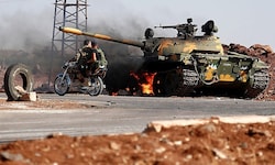 Ein brennender Panzer der syrischen Armee in Suweida