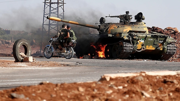 Ein brennender Panzer der syrischen Armee in Suweida