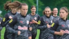 Kapitänin Lucia Orkic (M.) und Kolleginnen starteten Montag mit der Vorbereitung auf die neue ...