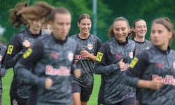 Kapitänin Lucia Orkic (M.) und Kolleginnen starteten Montag mit der Vorbereitung auf die neue ...