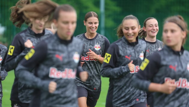 Kapitänin Lucia Orkic (M.) und Kolleginnen starteten Montag mit der Vorbereitung auf die neue ...