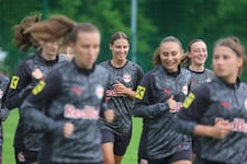 Kapitänin Lucia Orkic (M.) und Kolleginnen starteten Montag mit der Vorbereitung auf die neue ...