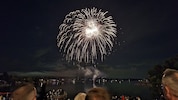 Kurz vor dem Klangfeuerwerk am See soll es zu dem wilden Raufhandel gekommen sein.
