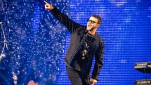 Justin Timberlake zeigt dorthin, wo es bei seiner Wien-Show leider nicht durchgehend hinging: ...