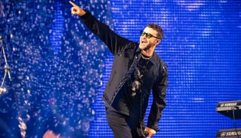 Justin Timberlake zeigt dorthin, wo es bei seiner Wien-Show leider nicht durchgehend hinging: ...