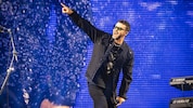 Justin Timberlake zeigt dorthin, wo es bei seiner Wien-Show leider nicht durchgehend hinging: ...