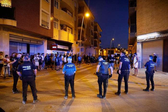Polizeibeamte bei den Krawallen in Torre Pacheco.