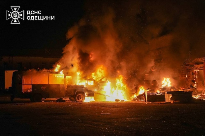 In der vergangenen Nacht haben russische Drohnen in der südlichen Oblast Cherson zwei Menschen ...