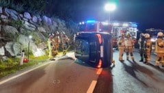 Nach dem Überschlag blieb der Wagen auf der Fahrerseite liegen.