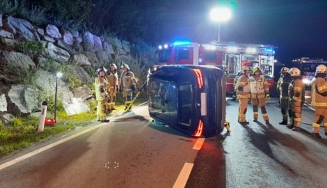 Nach dem Überschlag blieb der Wagen auf der Fahrerseite liegen.