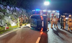 Nach dem Überschlag blieb der Wagen auf der Fahrerseite liegen.