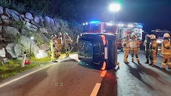 Nach dem Überschlag blieb der Wagen auf der Fahrerseite liegen.