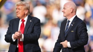 US-Präsident Donald Trump und FIFA-Präsident Gianni Infantino (rechts) bei der Siegerehrung. 