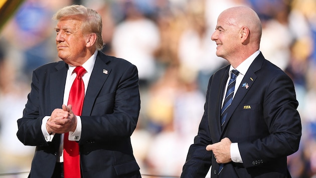 US-Präsident Donald Trump und FIFA-Präsident Gianni Infantino (rechts) bei der Siegerehrung.