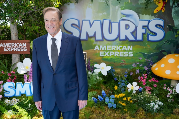 John Goodman kam im dunkelblauen Anzug zur Premiere von „Die Schlümpfe: Der große Kinofilm“.