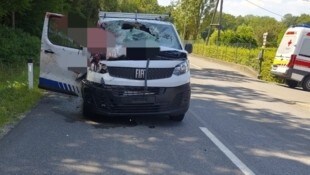 Am Firmenfahrzeug entstand durch den haarsträubenden Vorfall Totalschaden.
