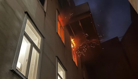 Die Flammen schlugen bereits aus mehreren Stiegenhausfenstern.