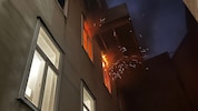 Die Flammen schlugen bereits aus mehreren Stiegenhausfenstern.