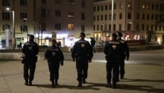 Mitten in der Waffenverbotszone sollen fünf Männer einen Passanten mit einem Messer brutal ...