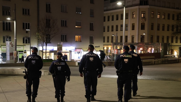 Mitten in der Waffenverbotszone sollen fünf Männer einen Passanten mit einem Messer brutal ...