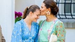Prinzessin Estelle und Kronprinzessin Victoria gaben beim Victoriatag ein fesches Fashion-Duo ...