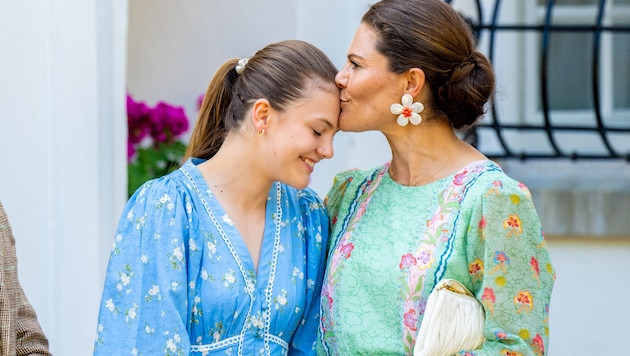 Prinzessin Estelle und Kronprinzessin Victoria gaben beim Victoriatag ein fesches Fashion-Duo ...